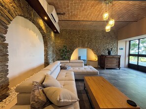 TV - Relais Portaluna Incanto - fully-independent 2 bedroom unit, WIFI, AC, Gardens (Piemonte)