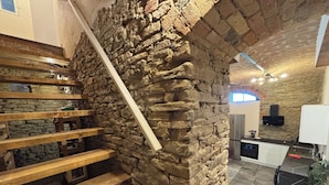 A staircase with wooden steps leading to a stone wall. - Relais Portaluna Incanto / 2BR, Sleeps 6, Garden, Langhe Views, Wifi (Piemonte)