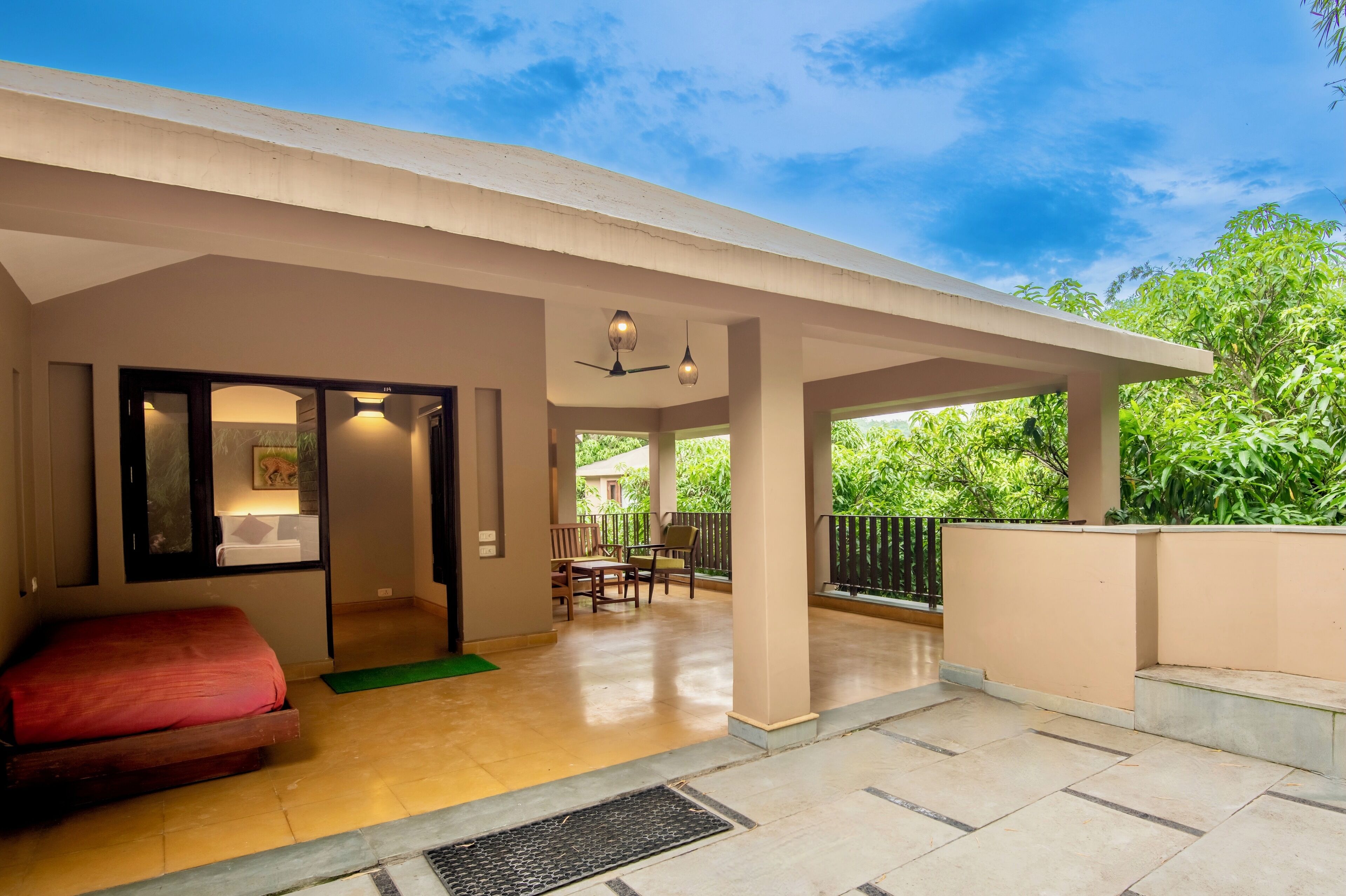 Luxe kamer | Een bureau, een laptopwerkplek, een strijkplank/strijkijzer, gratis wifi