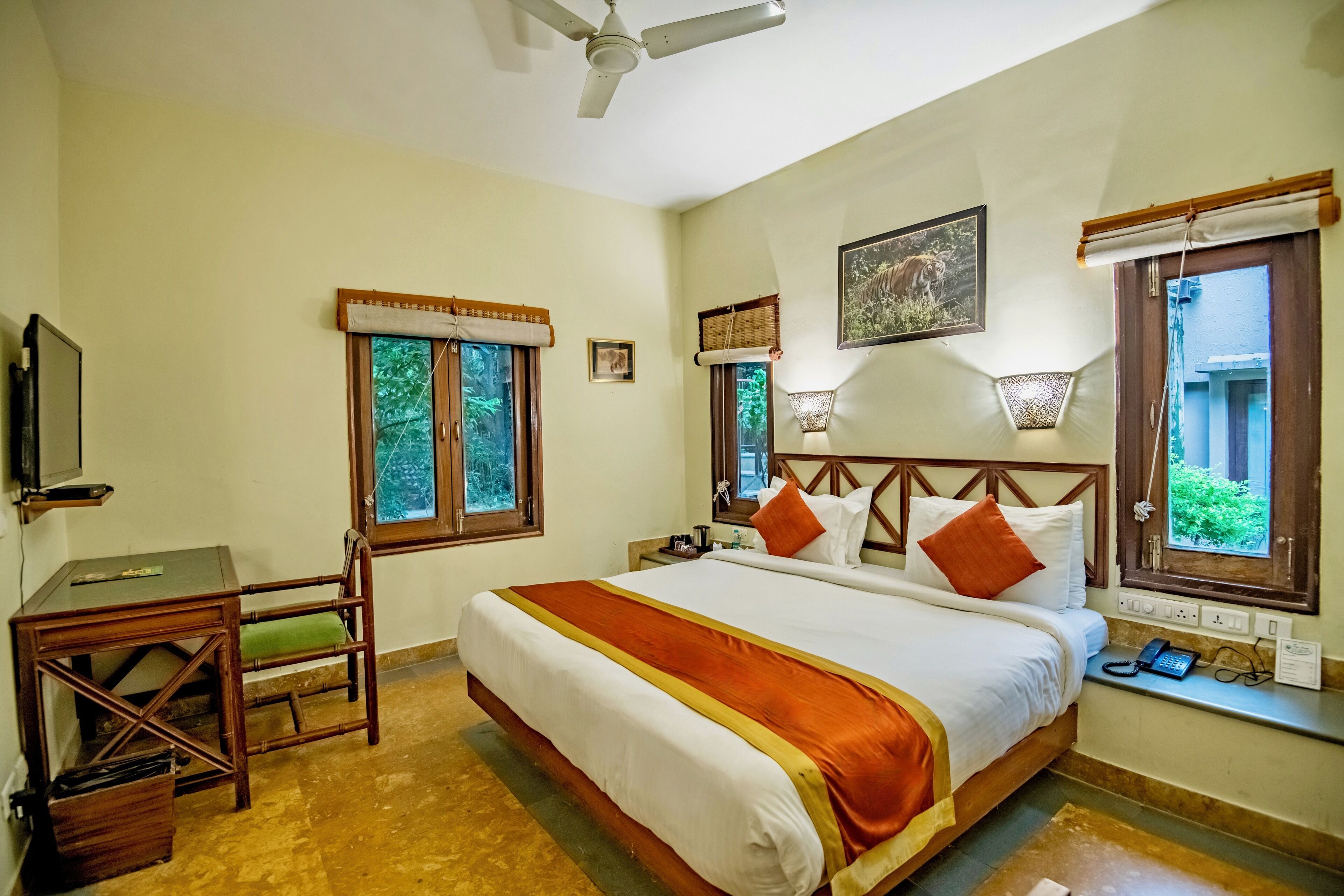 Deluxe kamer, balkon | Een bureau, een laptopwerkplek, een strijkplank/strijkijzer, gratis wifi