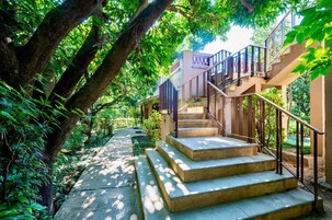 Una escalera conduce a un edificio con un letrero que dice "LWM".
