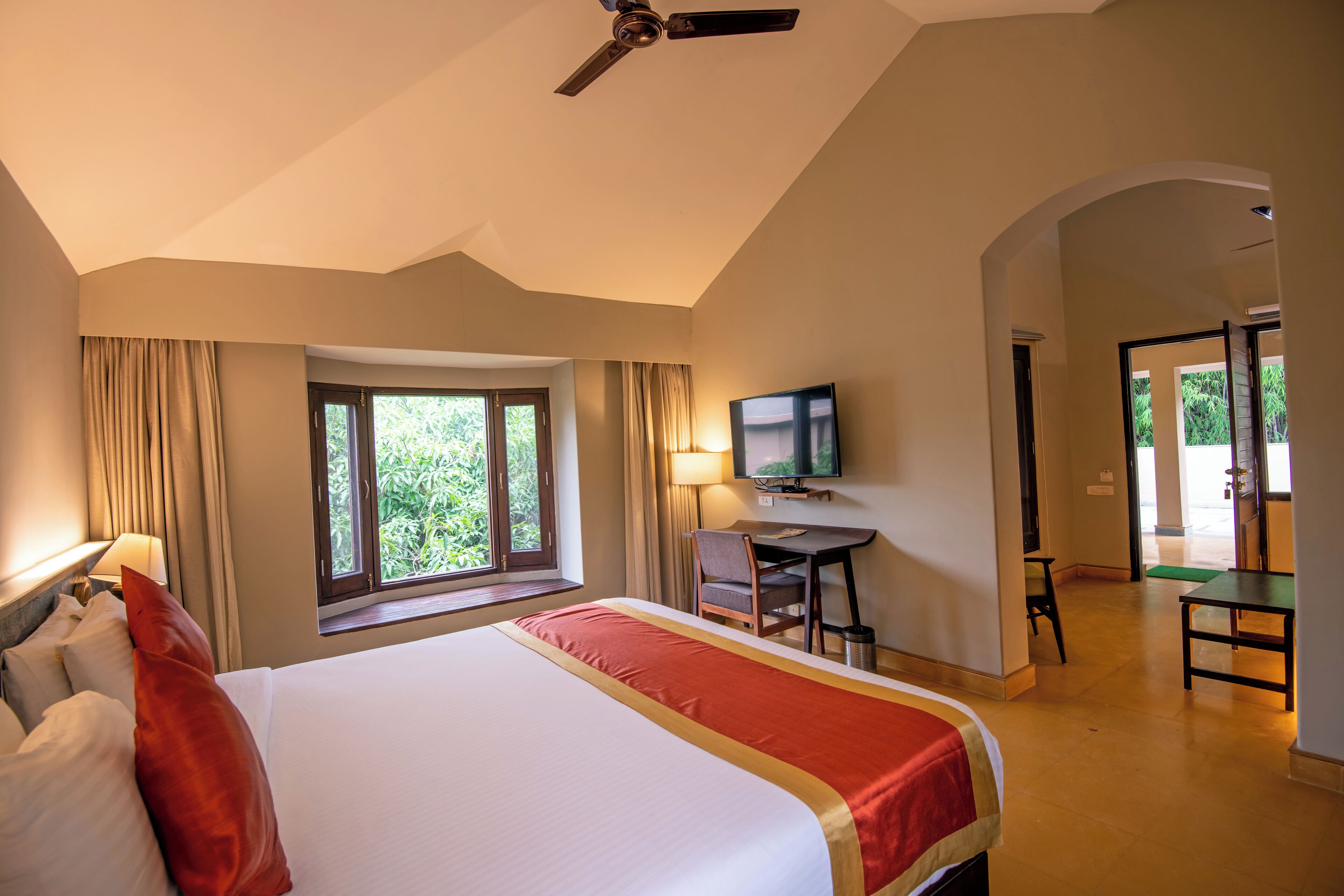 Premium kamer | Een bureau, een laptopwerkplek, een strijkplank/strijkijzer, gratis wifi