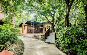 Deluxe Cottage with Garden View | Desk, laptop workspace, iron/ironing board, free WiFi - Tiger Camp Resort River Access (Dhikuli)