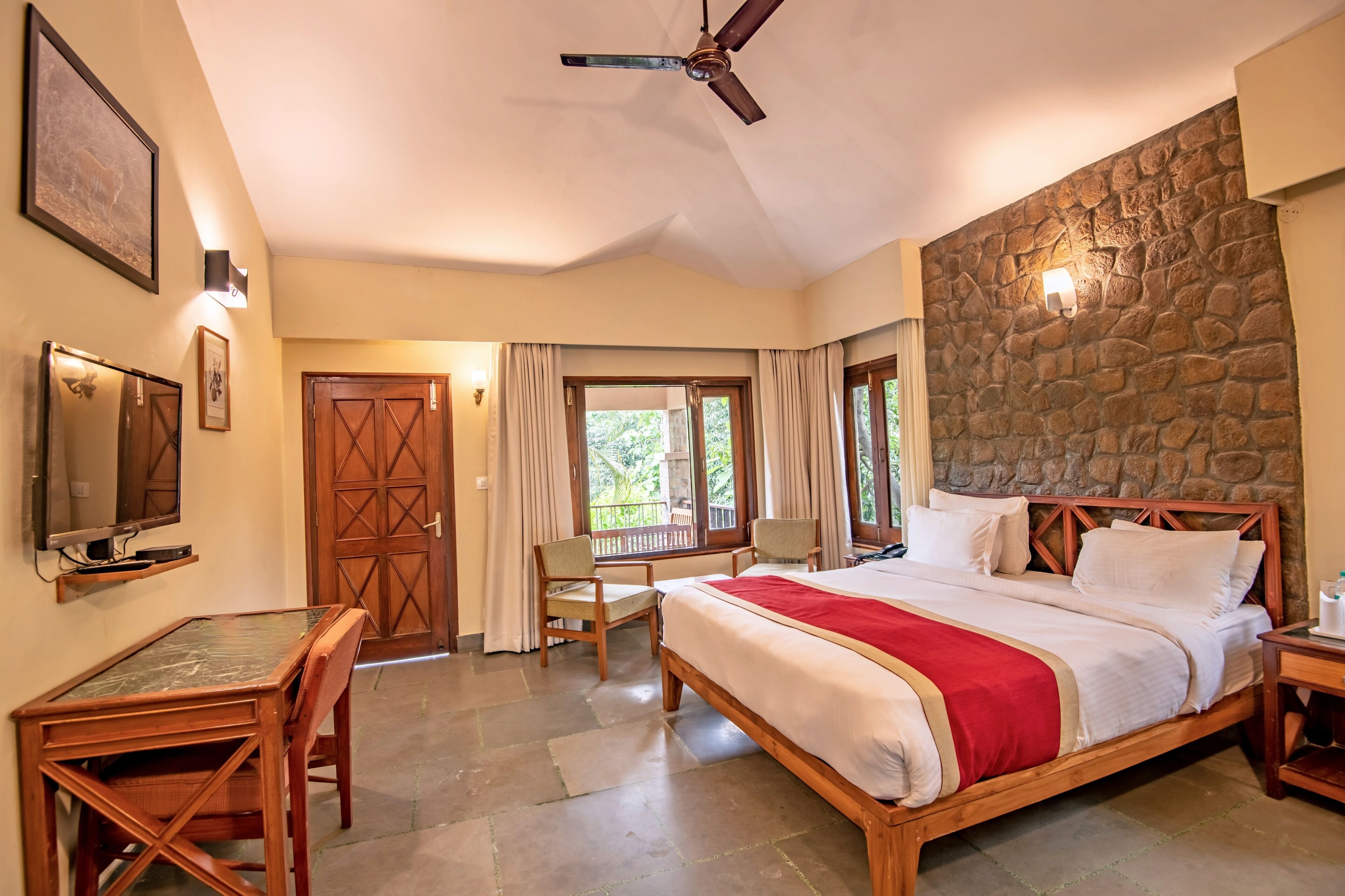 Standaard kamer | Een bureau, een laptopwerkplek, een strijkplank/strijkijzer, gratis wifi