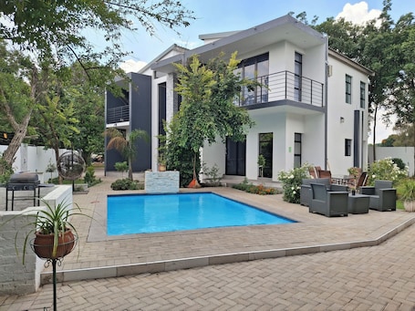 Outdoor pool. 118 Bayley Street