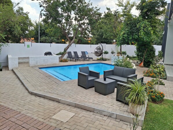 حمّام سباحة خارجي