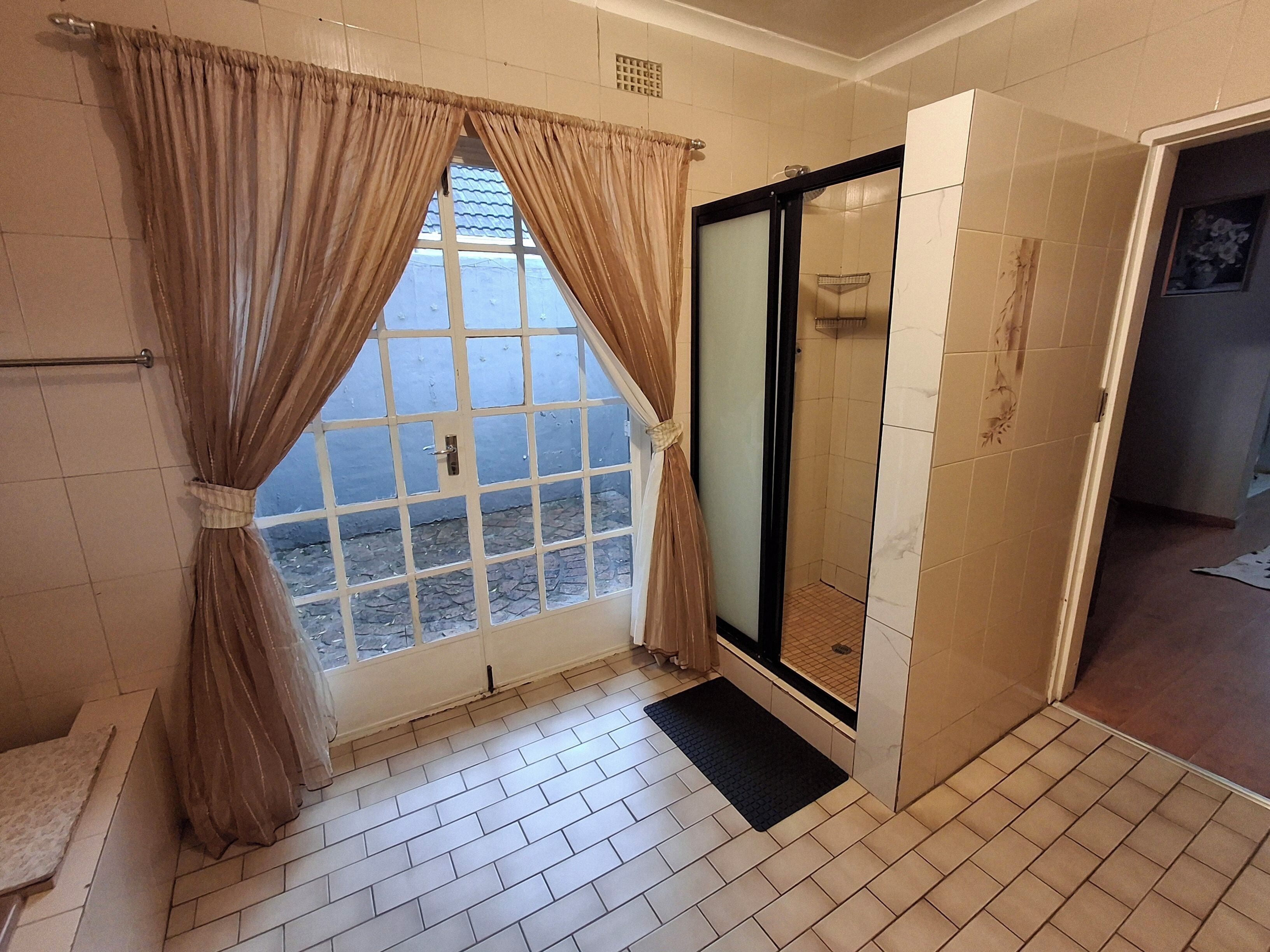 Deluxe Double Room | Bathroom | Free toiletries, hair dryer, towels, soap