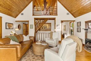 Smart TV, fireplace, books, music library - Langoon Lodge 3-BR 2-BA, 7 beds. Walk to DT&Lake (Mount Dora)