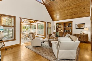 Smart TV, fireplace, books, music library - Langoon Lodge 3-BR 2-BA, 7 beds. Walk to DT&Lake (Mount Dora)