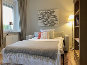 Iron/ironing board, WiFi, bed sheets