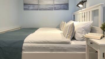 Planxa i posts de planxar, wifi i roba de llit