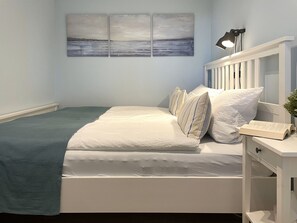 Tabla de planchar con plancha, wifi y ropa de cama 