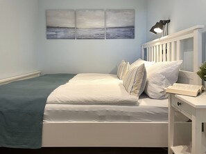 Tabla de planchar con plancha, wifi, ropa de cama