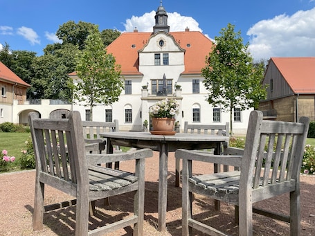 Outdoor dining. Holiday Apartment Gut Börtewitz with 50sqm, 1 Bedroom, for up to 3 Persons