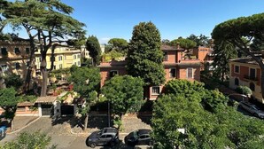 Un barrio residencial con casas, árboles y coches estacionados.