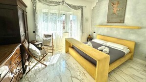 Un dormitorio con cama, cómoda de madera y una silla.