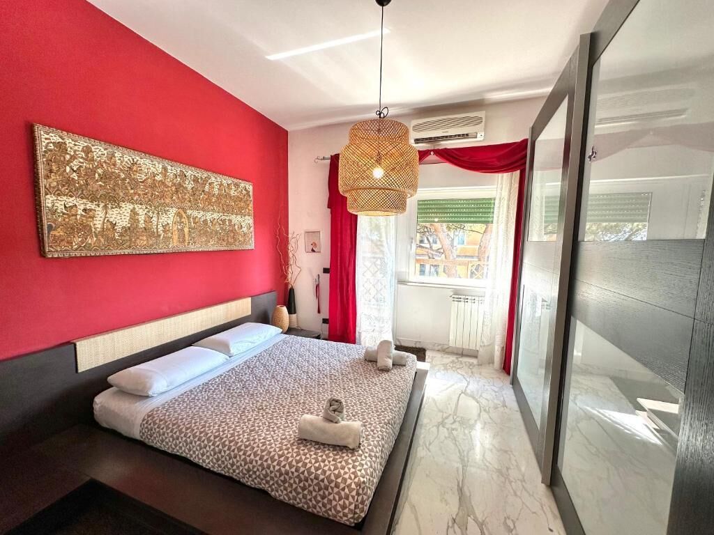 Desk, iron/ironing board, WiFi, bed sheets