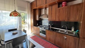 Una cocina moderna con armarios de madera, una estufa a gas y una cafetera.