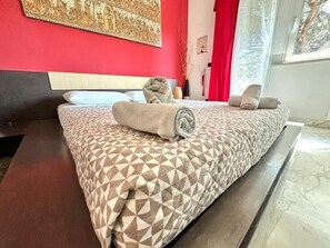 Escritorio, tabla de planchar con plancha, wifi y ropa de cama 