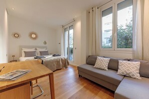 2 bedrooms, iron/ironing board, travel cot, free WiFi - Apartment in Cannes with 2 bedrooms sleeps 5 (Cannes)