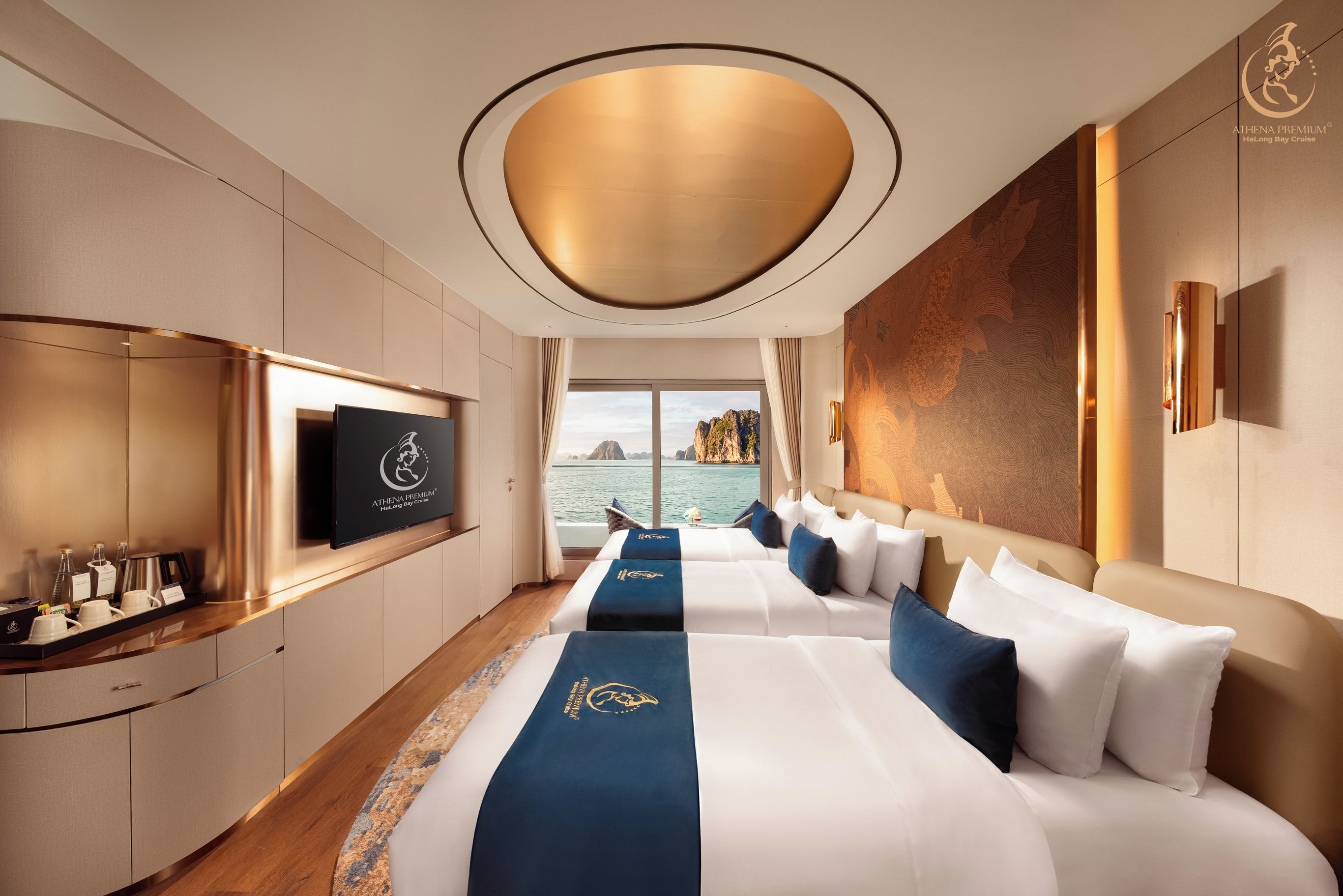 Ein modernes Hotelzimmer mit einem großen Bett, einem Fernseher und Blick auf das Meer.