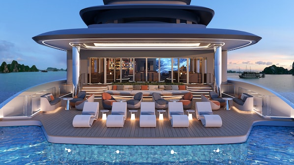 Piscine extérieure, chaises longues