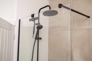 Shower, hair dryer, towels - Monks Quarters-Luxe 3 Bed, Private Parking x2 Cars (Lincolnshire)