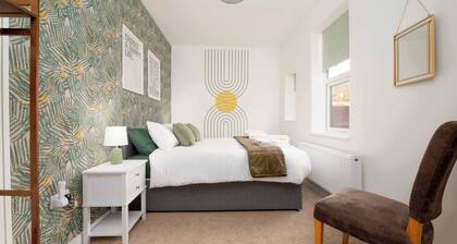 Monks Quarters-Luxe 3 Bed, Private Parking x2 Cars