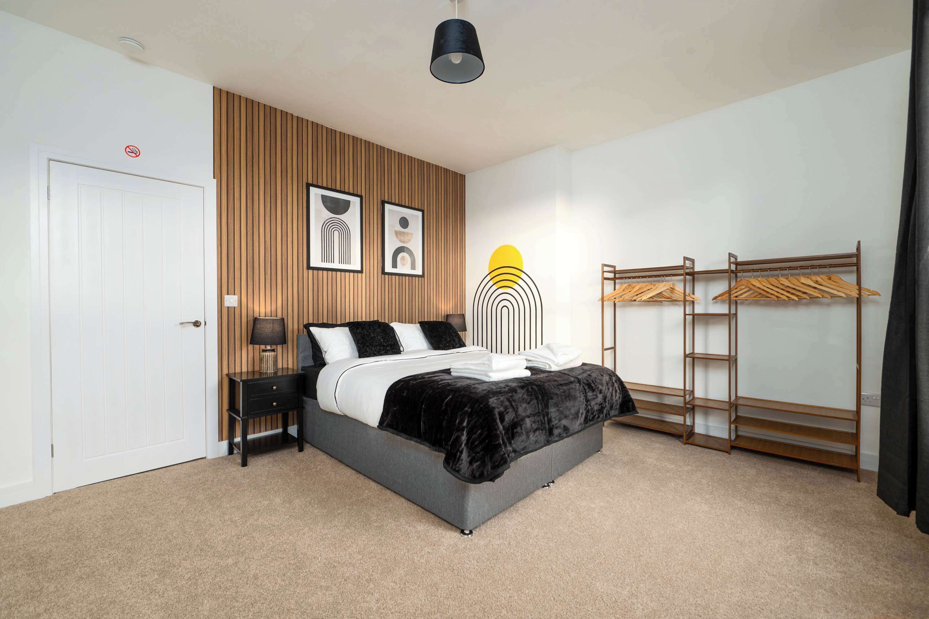 3 habitaciones, tabla de planchar con plancha y cuna de viaje 