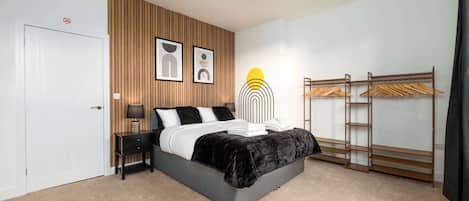 3 habitaciones, tabla de planchar con plancha y cuna de viaje