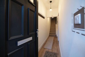 Interior - Monks Quarters-Luxe 3 Bed, Private Parking x2 Cars (Lincolnshire)