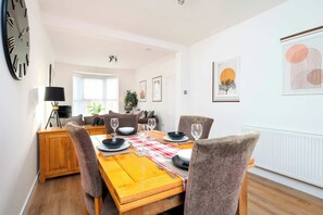 Dining - Monks Quarters-Luxe 3 Bed, Private Parking x2 Cars (Lincolnshire)