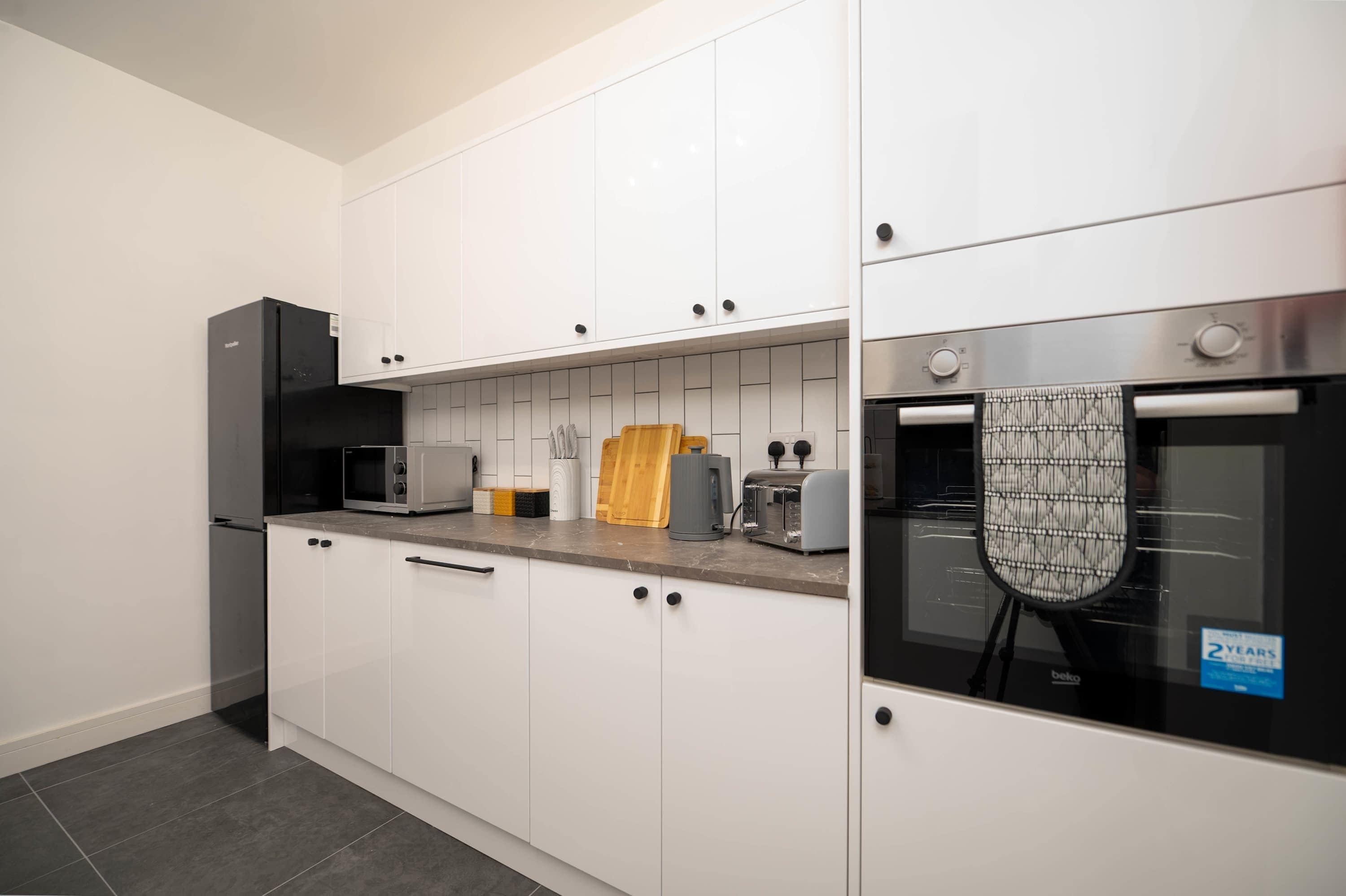 Réfrigérateur, micro-ondes, four, plaque de cuisson