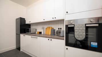 Frigorífico, microondas, horno y placa de cocina