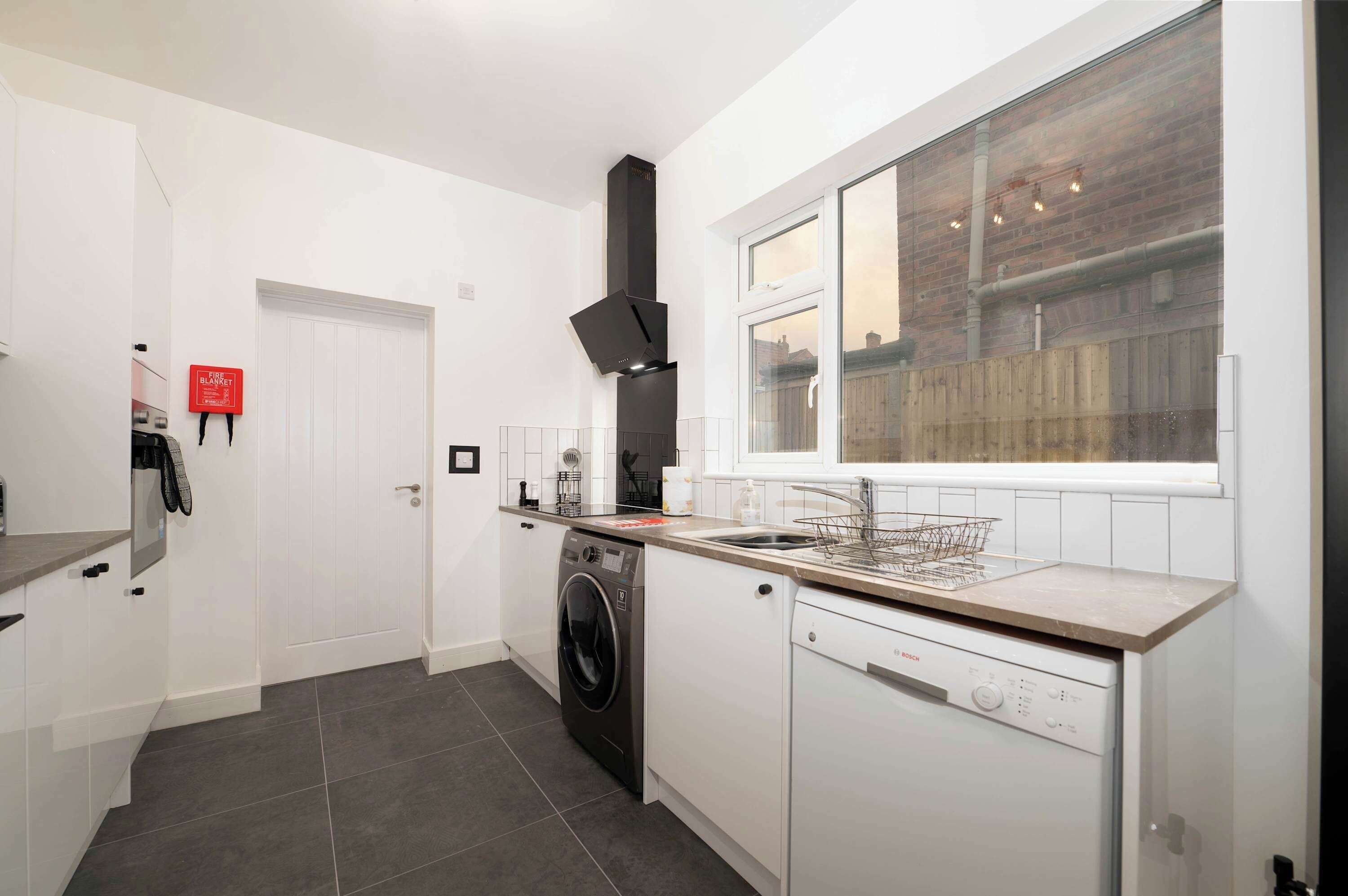 雪櫃、微波爐、焗爐、爐具