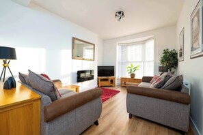 Smart TV, chimenea y oficina 