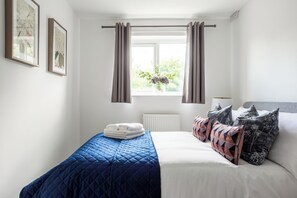 Tabla de planchar con plancha, wifi, ropa de cama