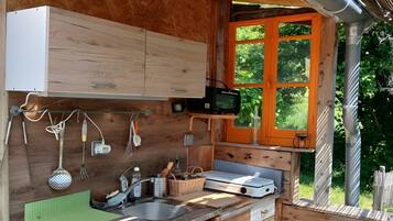 Fridge, oven, stovetop, coffee/tea maker