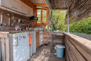 Coffee/tea maker, fridge, oven, stovetop