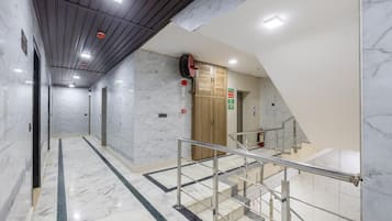 Deluxe Double Room, City View | Ruang tamu | 43 inci televisyen LED dengan kabel