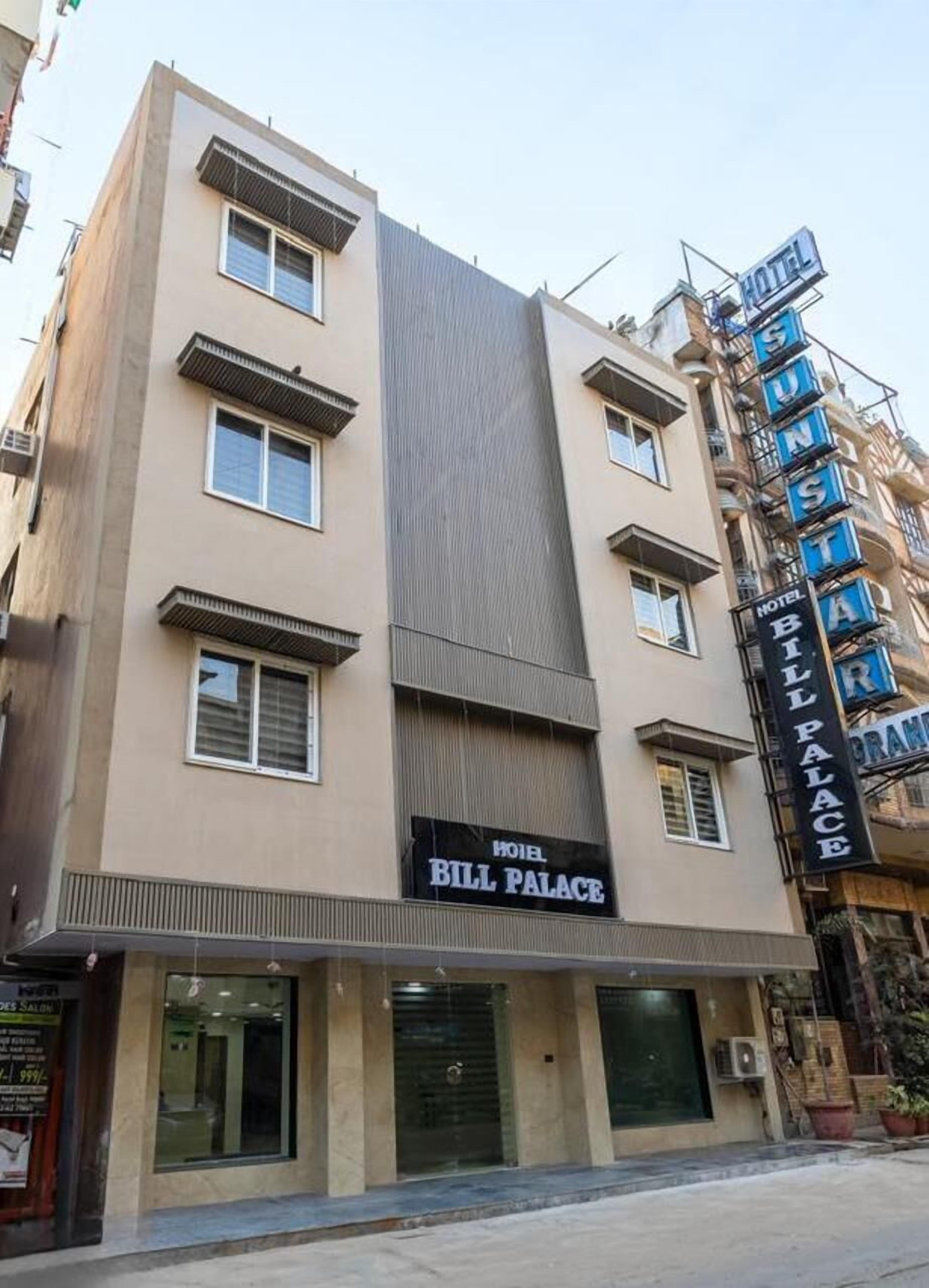 Un hotel llamado 'Bill Palace' con una fachada moderna, varios ventanales y un letrero llamativo.