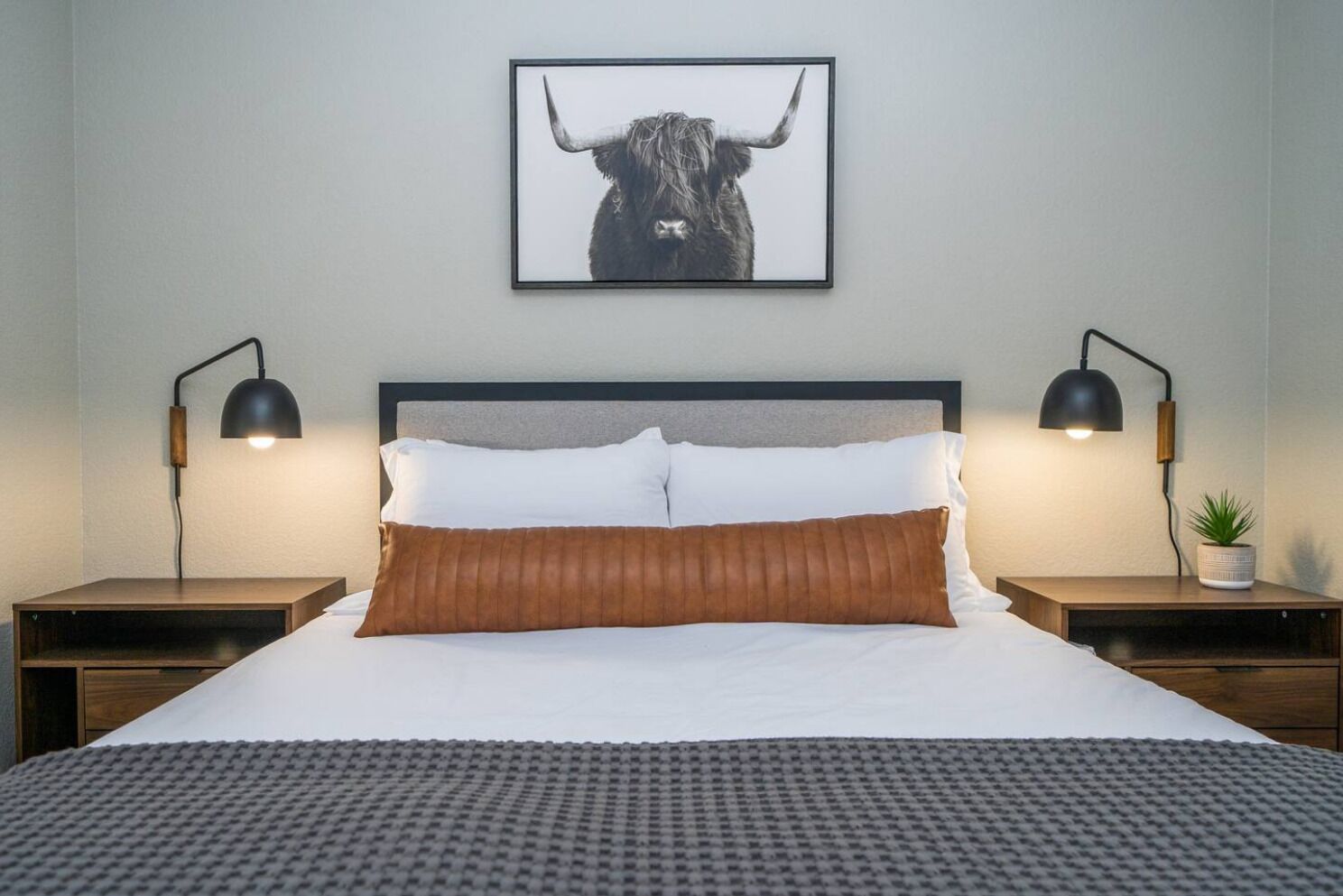 Tabla de planchar con plancha, wifi y ropa de cama 