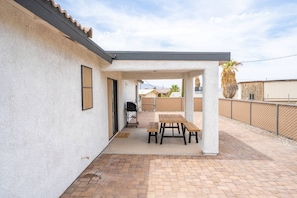 Outdoor dining - Discount for 4 nights. Message Us to Get the Deal (Lake Havasu City)