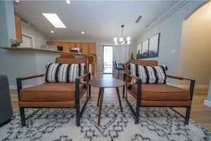 Living area - Discount for 4 nights. Message Us to Get the Deal (Lake Havasu City)