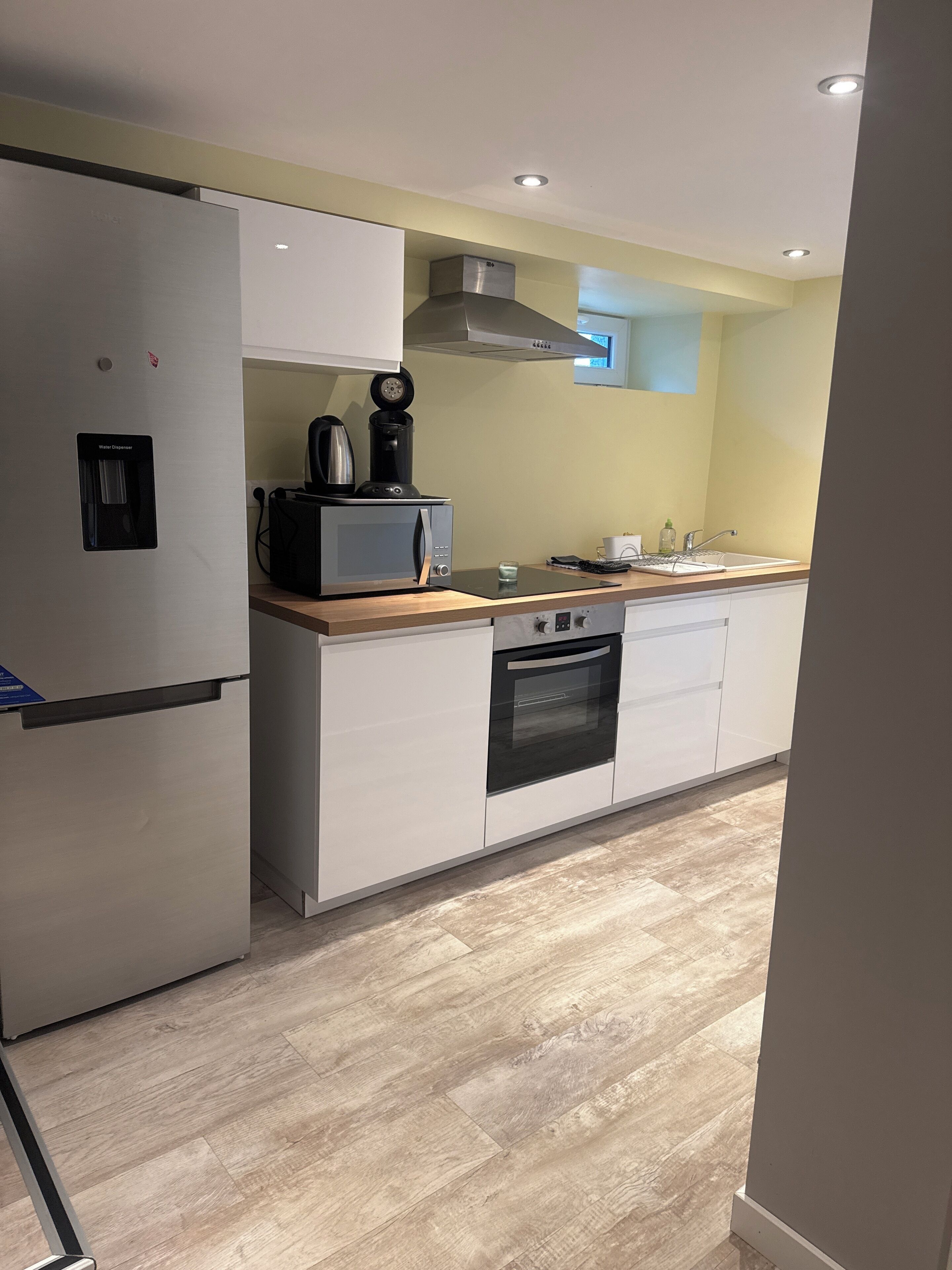 Een microgolfoven, een oven, een kookplaat