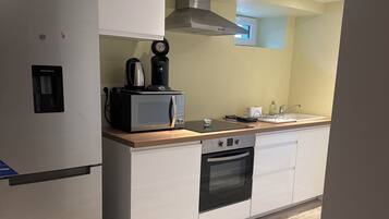 Een microgolfoven, een oven, een kookplaat