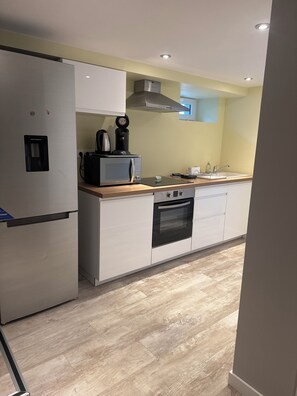 Een microgolfoven, een oven, een kookplaat