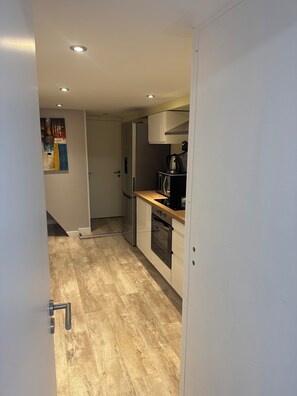 Mikrowelle, Ofen, Herdplatte, Wasserkocher mit Kaffee-/Teezubehör