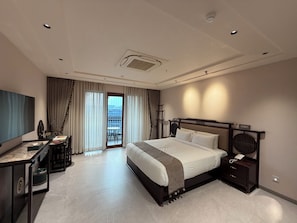 Deluxe Twin Room | Free WiFi, bed sheets - De Lush Pune (Paud)