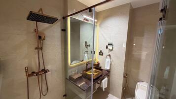 Deluxe Room | Bathroom | Free toiletries, hair dryer, bathrobes, towels